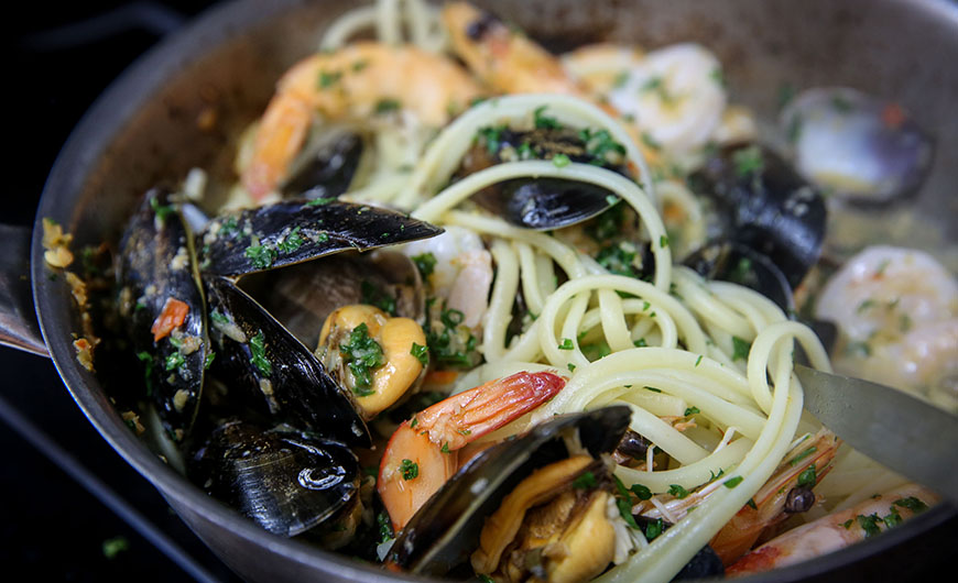 Pan full of spaghetti, mussel and prawns by Ceri Oakes